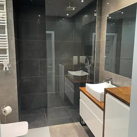 Modern 15th Floor Albatross Tower *